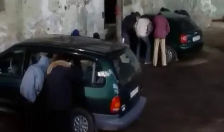 Một người kéo một lớn của mình quần rộng và dìm mình phin sec nhat ban yêu trong miệng của ông