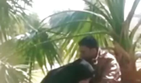 La phụ nữ quyến rũ pim sec nhat một cách tự nhiên ngủ với một người đàn ông