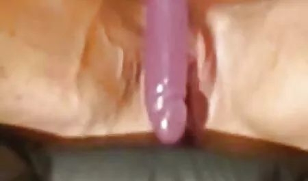 Một trẻ mulatto phim sec thu hay nhat ngồi trên một dày tre với âm hộ của cô