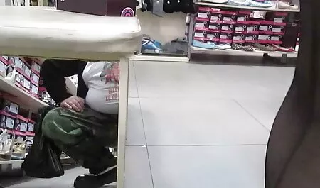 Các chàng lây lan màu đỏ chó trên bàn và liếm phim sec gai dep nhat ban âm đạo
