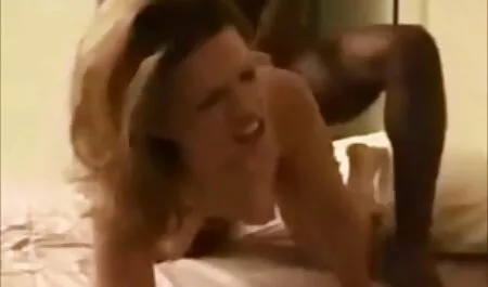 Một người đàn ông gầm gừ gay gắt vào người phụ nữ nghèo, tra tấn cô ấy cơ sec nhat bam thể trẻ. Các cô gái yêu cầu giúp đỡ out loud, nhưng từng chút một, cô bắt đầu giống như nó và có một trải nghiệm khó quên.