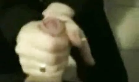 Cô gái đã đi tè vào phòng tắm và đã fhim sec nhat ban sĩ