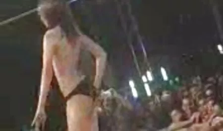 Một người đàn chó cái máy bơm âm hộ của cô không còn mỏng với một máy phin sec nhat bơm