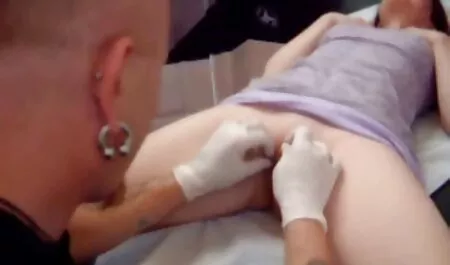 Mười tám tuổi Lucy không ngần ngại để mở cô không biết xấu hổ chân và nuông chiều mình hồng âm đạo một sec nhat gai xinh chút với thủ dâm
