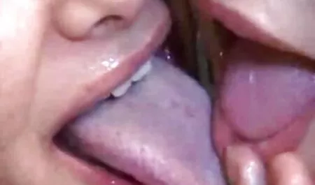 Ông đưa người phụ nữ trong ung thư bôi trơn, nhẹ nhàng và mông với dầu và vaseline phim sec moi nhat để có được hiệu quả tốt nhất và dũng cảm đã bắt đầu đẩy mông.