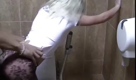 Cô dâu nhung bo phim sec hay nhat chơi với mũ của họ